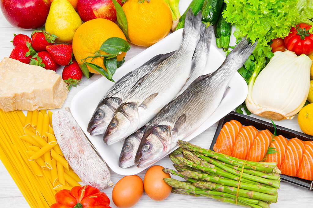 Schwerpunkte der Mittelmeer-Diät liegen auf Gemüse, Salat, Obst, Fisch, wenig rotem Fleisch und der Verwendung von Olivenöl. © Luca Santilli / shutterstock.com