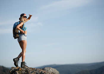 Viele Wanderer, die erstmals hohe Berge erklimmen wollen, erleben einen Höhenschwindel. © Fotokvadrat / shutterstock.com