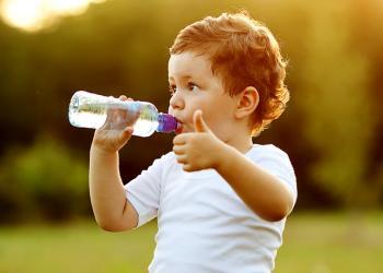 Eltern sollten sehr beachten, was und wie viel ihre Kinder trinken. © Selins / shutterstock.com