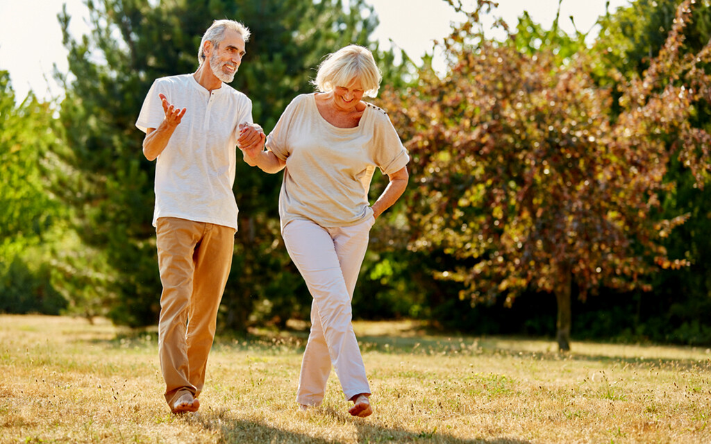 Bewegung im Alter ist wichtig für Knochen- und Gelenkgesundheit. © Robert Kneschke / shutterstock.com