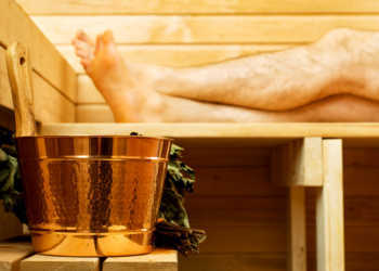 Männer können mit häufigen Besuchen in der Sauna Bluthochdruck gegensteuern. © Dmitri Ma / shutterstock.com
