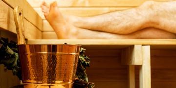 Männer können mit häufigen Besuchen in der Sauna Bluthochdruck gegensteuern. © Dmitri Ma / shutterstock.com