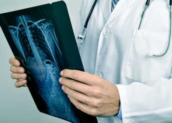 Untersuchung eines Rheuma-Patienten. © nito / shutterstock.com