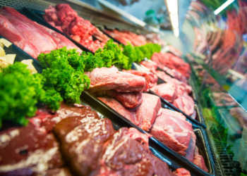 Entzündungsfördernde Ernährung: rotes und verarbeitetes Fleisch, raffiniertes Getreide und kohlensäurehaltige Getränke in Kritik. © ESB Professional / shutterstock.com