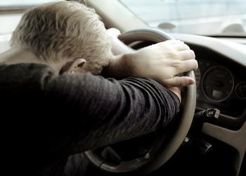 Folgen einer Schlafapnoe erhöht das Risiko für Verkehrsunfälle. © Tomas Urbelionis / shutterstock.com