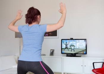 Reha im eigenen Wohnzimmer mit telemedizinischer Bewegungstherapie für Hüft- und Kniegelenk-Patienten. © Fraunhofer FOKUS