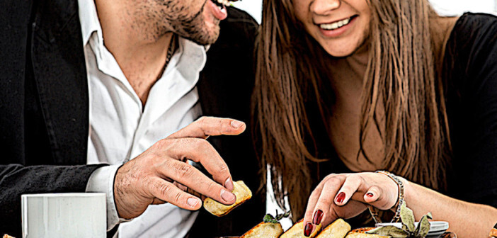 Glückliche Paare haben meist auch einen guten Appetit. © RossHelen / shutterstock.com