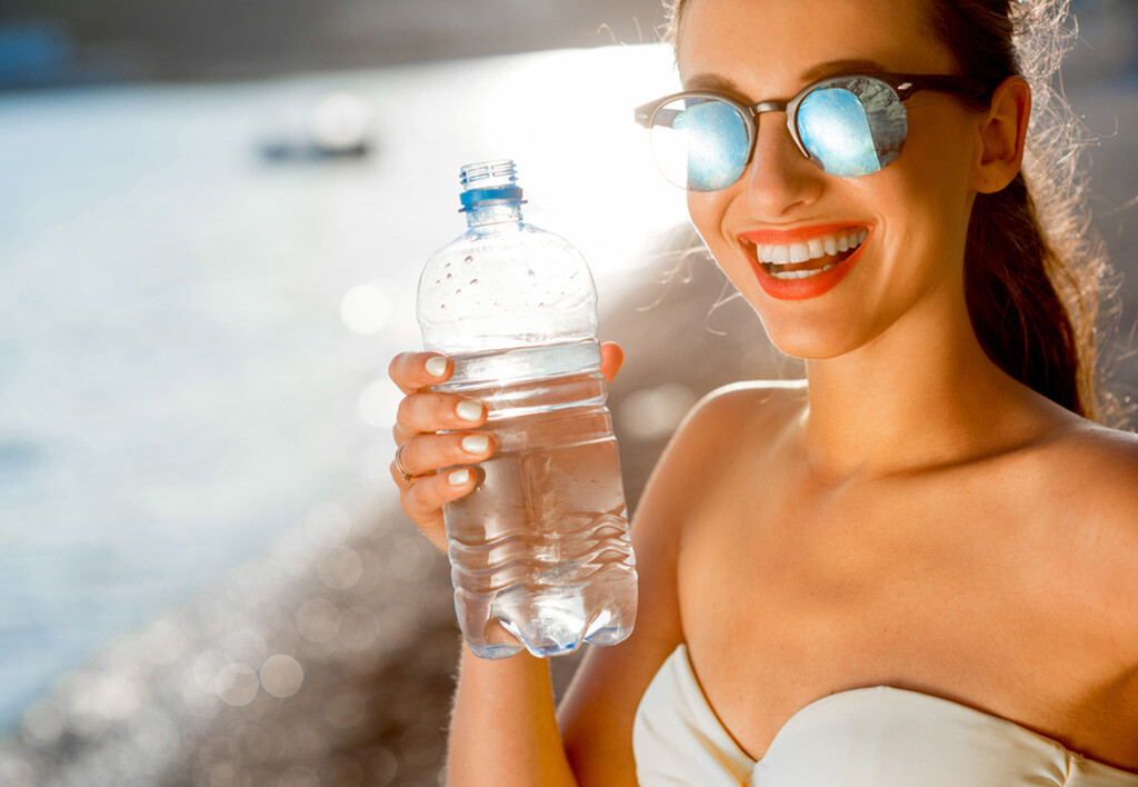 Reichlich Wasser trinken gehört jedenfalls zu den wichtigsten Hitzeschutz-Maßnahmen. © RossHelen / shutterstock.com