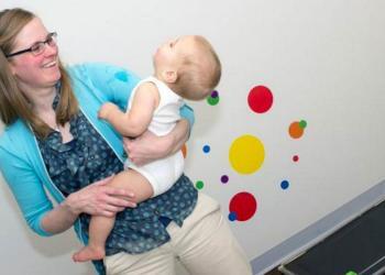 Assistenzprofessorin Janet Hauck von der Michigan State University empfiehlt ausreichend Bauchzeit für Babys. © Michigan State University