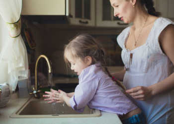 Am besten ist regelmäßiges Händewaschen: sobald man nach Hause kommt, oder vor dem Kochen und Essen sowie selbstverständlich nach dem Toilettengang. © Natalia Lebedinskaia / shutterstock.com