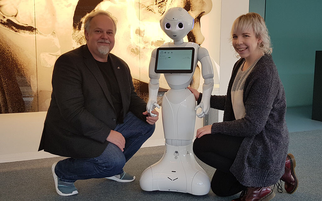 Prof. Dr. Arvid Kappas und die Doktorandin Rebecca Stower mit dem Roboter