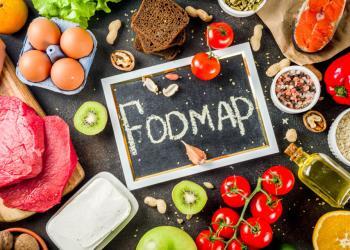 Gesunde Ernährung mit verschiedenen niedrigen FODMAPs wie Fleisch, Gemüse, Beeren, Früchter, Körner und Nüsse. © Rimma Bondarenko / shutterstock.com