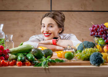Reichlich Obst und Gemüse fördern die Zufriedenheit und das psychische Wohlbefinden. © RossHelen / shutterstock.com
