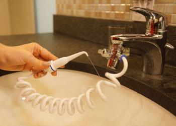 Die Silodent Zahndusche wird direkt an den Wasserhahn montiert, einfach fertig. © Reshape Health