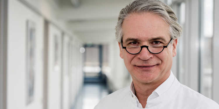 Experte PD Dr. Klaus J. Lipödem ist eine ernstzunehmende Erkrankung: Walgenbach vom Universitätsklinikum Bonn äußert sich zur Behandlung der schmerzhaften Fettverteilungsstörung. © Rolf Müller / UK Bonn