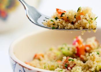 Schmackhaft mit gesunder Wirkung: Quinoa-Salat, einfach zubereitet mit etwa 15 Minuten gekochtem Quinoa. © KaQuinoa-Sia-James / shutterstock.com