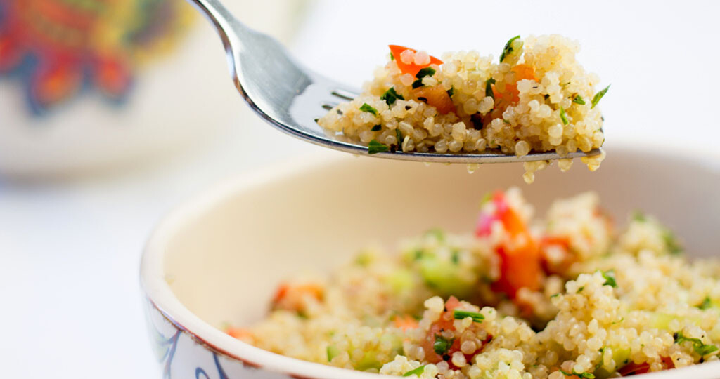 Schmackhaft mit gesunder Wirkung: Quinoa-Salat, einfach zubereitet mit etwa 15 Minuten gekochtem Quinoa. © KaQuinoa-Sia-James / shutterstock.com