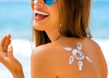 Empfehlenswert: Sonnenschutzmittel mit Stickstoffmonoxid © RossHelen / shutterstock.com