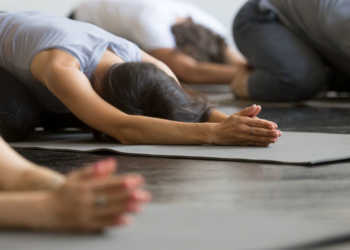 Yoga verbessert bei Krebspatienten verschiedener begleitender Krebs-Symptome und steigert das Wohlbefinden. © fizkes / shutterstock.com