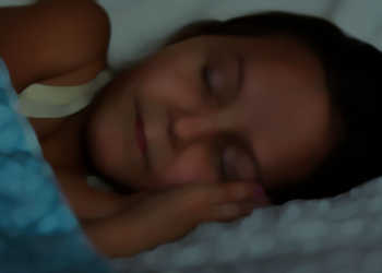 Viele Kinder mit Neurodermitis leiden an Schlafstörungen. Vor allem die Schlafqualität ist oft beeinträchtigt. © Ruslan Huzau / shutterstock.com