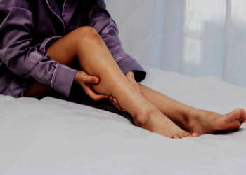 Therapie der Muskelkrämpfe und Wadenkrämpfe mit Chinin und Chininsulfat. © SOPRADIT / shutterstock.com