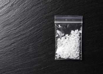 Der permanente langfristige Konsum von Methamphetamin, Crystal Meth, kann stark abhängig machen. © Shyripa Alexandr / shutterstock.com