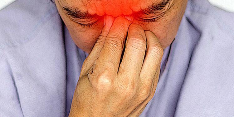 Chronische Rhinosinusitis beeinträchtigt vor allem die Nasenatmung und verursacht Kopfschmerzen und Riechstörungen. © BlurryMe / shutterstock.com