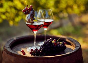 Der Rotwein-Inhaltsstoff Resveratrol zeigt Wirkung gegen Krebs und kann damit das Krebsrisiko vür verschiedene Tumore reduzieren. © Rostislav_Sedlacek / shutterstock.com
