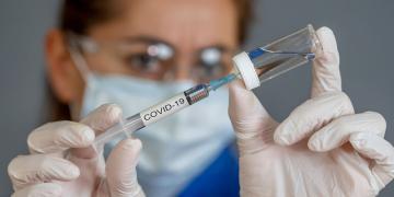 Corona-Impfstoff, COVID-19 mRNA Impfstoffe. © Sam Wordley / shutterstock.com