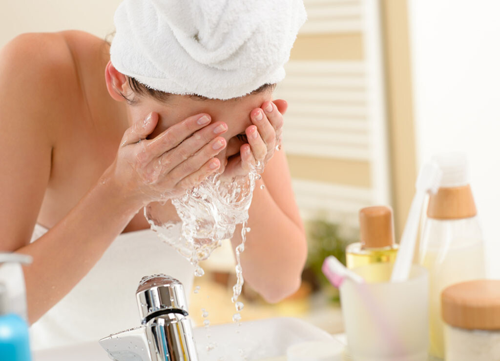 Wer sich zu häufig das Gesicht wäscht, entzieht dadurch der Haut seine Schutzschicht. Milde Pflegemittel sind in der Regel ausreichend. CandyBox Images-shutterstock