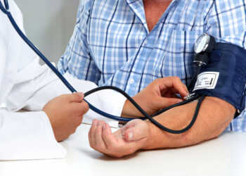 Ein Patient mit erhöhten systolischen Blutdruckwerten (>140 mm Hg) und gleichzeitig niedrigem diastolischen Blutdruck, und damit einem erhöhten Pulsdruck, hat signifikant höheres kardiovaskuläres Risiko. © kurhan / shutterstock.com