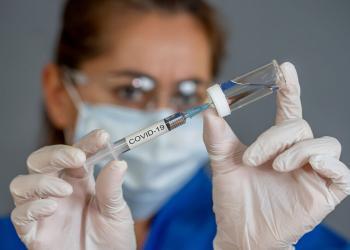 Die Forschung zur Entwicklung eines Corona-Impfstoffs gegen das Coronavirus SARS-Cov-2 zur Vermeidung von Covid-19 läuft weltweit auf Hochtouren. © Sam Wordley / shutterstock.com
