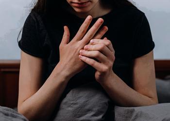 Auch viele jüngere Menschen leiden oft an Schmerzen und Morgensteifigkeit in den Fingern. © Yurii Yarema / shutterstock.com