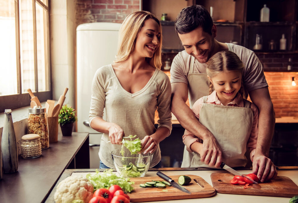 Man sollte vor allem auch auf den Verzehr von ausreichend Basen bildenden Lebensmitteln wie Obst und Gemüse in der Familie achten. © George Rudy / shutterstock.com