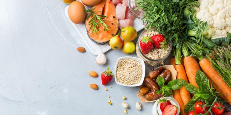 Die DASH-Diät soll bei Gicht und vorbeugend effektiv sein: mit reichlich Obst und Gemüse sowie fettarmen Milchprodukten sowie wenig Fett und Fleisch. © Antonina Vlasova / shutterstock.com