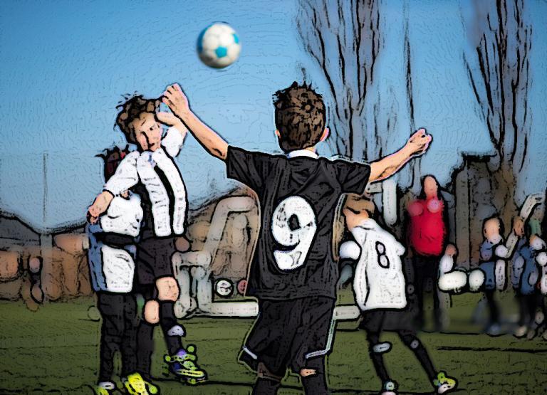 Kinder, Fussball: durch Kopfball können Gehirnzellen absterben
