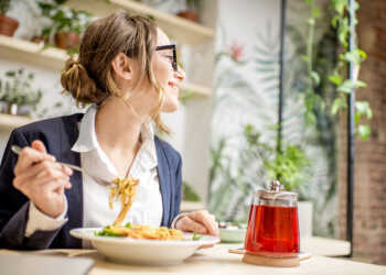 Zuwendungen in Form von Essenszuschüssen, die beispielsweise in der Mittagspause eingelöst werden können, wirken sich sehr positiv auf die Motivation der Mitarbeiter aus. © RossHelen / shutterstock.com