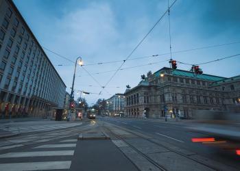 Nahezu menschenleere Strassen in Wien im Lockdown mit vielfältigen Auswirkungen und Milliarden-Kosten. © Panwasin seemala / shutterstock.com