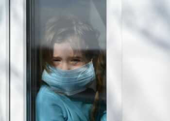 Corona-Lockdown: Maßnahmen gegen das Coronavirus beeinträchtigen sehr das Wohl von Kindern. © Ramil Gibadullin / shutterstock.com