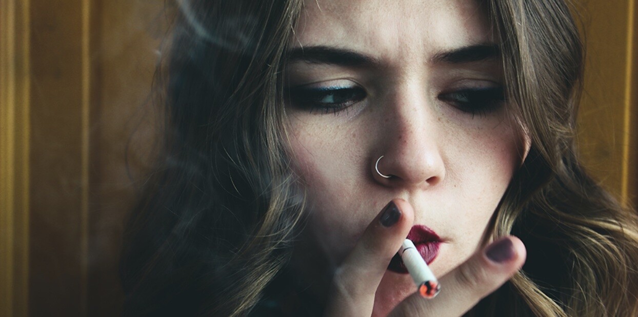 Erhoffte Wirkung verfehlt: Trotz Abgabeverbot von Zigaretten rauchen Schweizer Jugendliche in nicht weniger. (Foto: Victoria Volkova, unsplash)