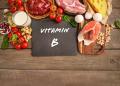 Vitamin-B-Quellen auf Holz: Milch, Leber, Olivenöl, Tomaten, Erdnüsse, Rindfleisch, Spinat, Lachs, Keshew, Käse, Eier. © Vitamin-B / LumenSt | shutterstock.com