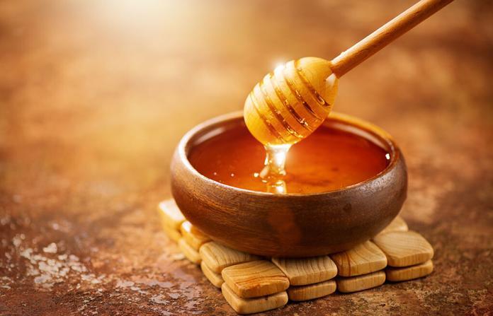 Honig hilft im Kampf gegen Bakterien und eine Entzündung im Mund oder im Rachen. © Subbotina-Anna / shutterstock.com