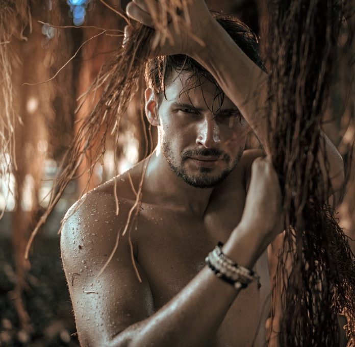 Handsome young guy in the rainforest Mann-Regenwald_Majdanski©shutterstock