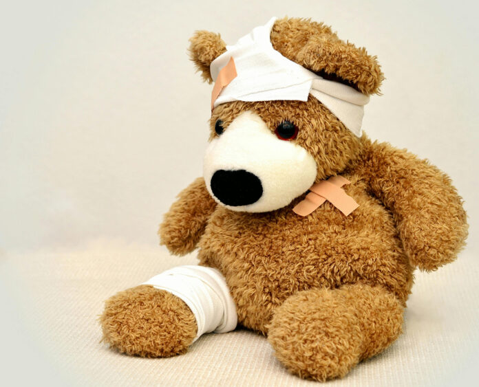 Teddybär mit Schnittwunden