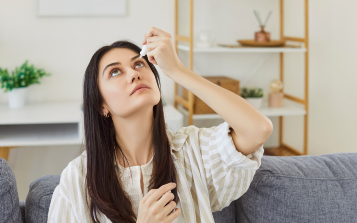 Darstellung einer Dame die ihre Augen mit Augentropfen pflegt.