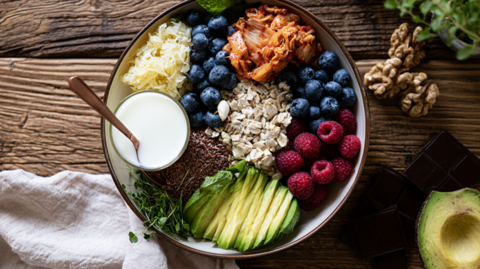 Bunter Darm-freundlicher Buddha-Bowl mit fermentiertem Gemüse, Beeren, Hafer und Leinsamen – Darmgesundheit